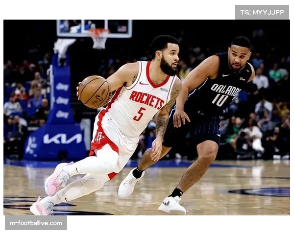 火箭队员半场表现出色，失误问题成比赛隐忧