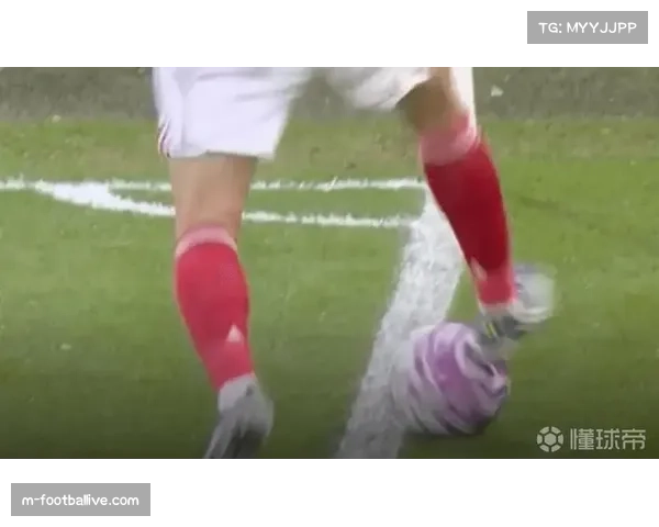 曼联对阵诺丁汉森林角球判罚引发争议 主裁判决定遭到质疑